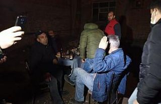 (Özel) Polis kaçak meyhaneye dönüştürülen mekânı...