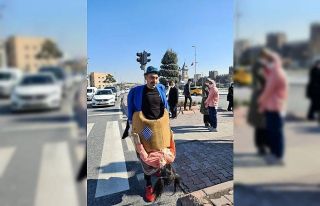 (Özel) Sanatını sokağa ve sosyal medyaya taşıdı,...