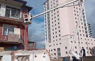 (ÖZEL) Yangında mahsur kalan aileyi şantiyedeki...