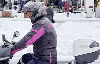 Paket servis kuryeleri karlı yollarda zor anlar yaşıyor