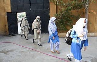 Pakistan’da okullar 3 ay sonra yüz yüze eğitime...
