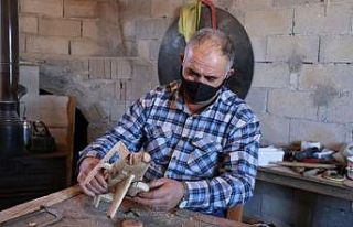 Pandemi döneminde yaptığı ahşap oyuncaklarla...