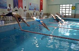 Pandemi kurallarıyla yüzme şampiyonası