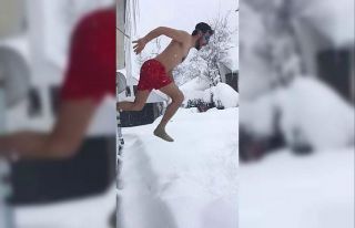 Pandemiden bunalan kardeşler soyunup kara atladı