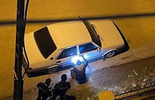 Park halindeki otomobilden ses sistemleri çalındı