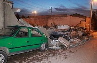 Park halindeki otomobillerin üzerine beton düştü