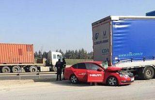 Park halindeki tıra çarpan otomobilin sürücüsü...