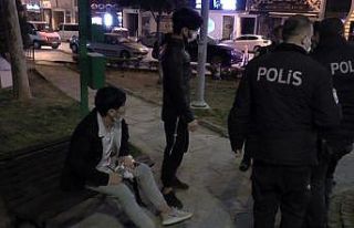 Parkta bıçaklı saldırıya uğradı, can havliyle...