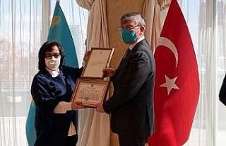 PAÜ’lü akademisyen Kazakistan devlet ödülünün...