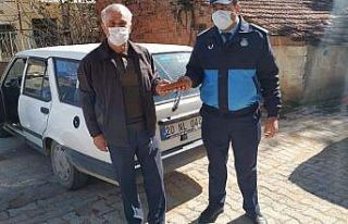 Pazarcı tezgahta bulduğu cüzdanı sahibine ulaştırdı