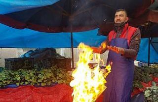 Pazarcıların kar altında zorlu ekmek mücadelesi