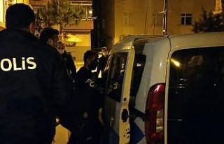Pencereden polislere fırlattığı halı içerisinde...