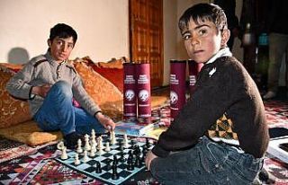 Pet şişe kapakları ile satranç oynayan çocuklara...