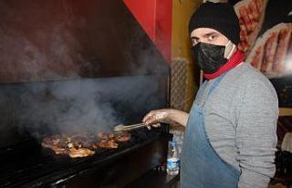 Pikniğe gidemeyen vatandaşlar için mangalı eve...