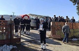 Polis memuru gözyaşları içinde son yolculuğuna...