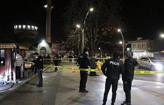 Polis merkezi yanında taksiciyi silahla vurup kaçan...