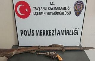 Polis otogarda tarihi eser niteliğinde tüfek ve...