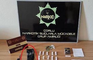 Polis uyuşturucuyu çoraplarda buldu