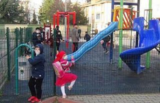 Polis ve siren sesini duyan kaçıyor