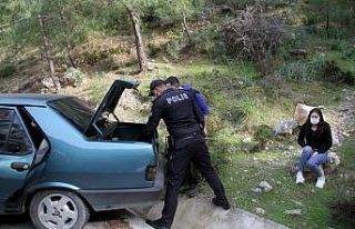 Polisi görünce, kız arkadaşını araçta bırakıp...