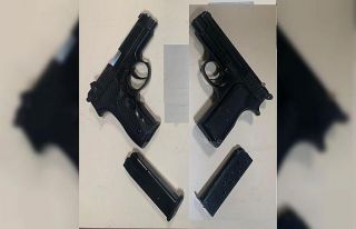 Polisi kovaladığı araçta 2 adet ruhsatsız tabanca...