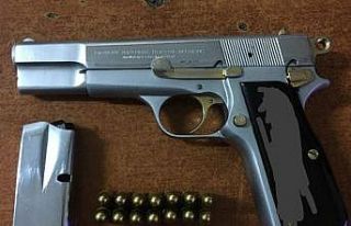 Polisin kovaladığı araçta ruhsatsız tabanca ele...