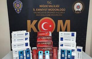 Polisler, kaçak telefon ve sigara ele geçirdi