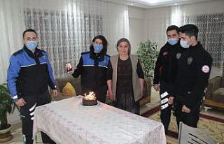Polislerden Fethiye teyzeye doğum günü sürprizi