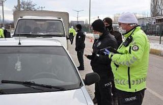 Polisten ’Çakarlı araç’ denetimi