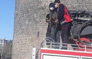 Psikolojik sorunları olan genci polis ve itfaiye...