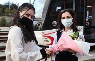 Raylara düşen kız hayatını kurtaran vatmanı...