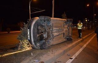 Refüje çarpan otomobil takla attı: 1 yaralı