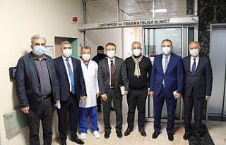 Rektör Göktaş, öğretim üyeleriyle bir araya...