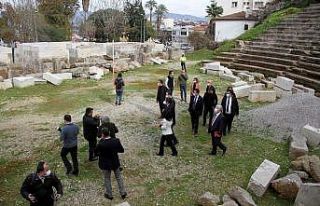 Restorasyonu yarım kalan antik tiyatroda Vali Tavlı,...