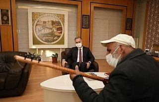 Rıdvan amca yeni sazına kavuştu