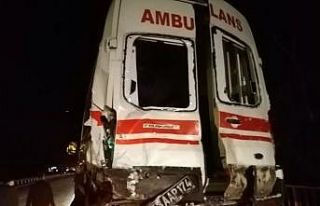Rize’de kazaya müdahale etmeye giden ambulansla...