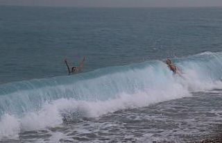 Rus turistlerin deniz aşkına sağanak yağış da...