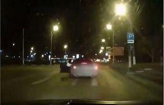 Rusya’da bir trafik polisi, hareket halindeki aracın...