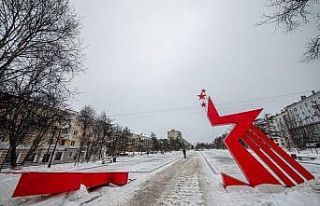 Rusya’da fırtınaya yakalananlar tabelalara sarıldı