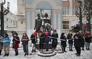 Rusya’da Navalny destekçileri Sevgililer Günü’nde...