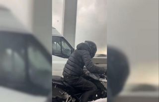 Rüzgarda zorlanan motosiklet sürücüsünü aralarına...