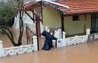 Sağlık çalışanı hastaya müdahale etmek için...