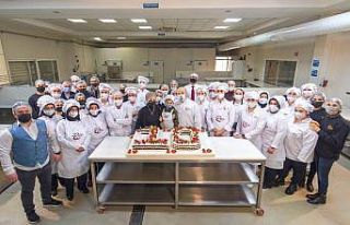 Sağlık çalışanları ile pastalı kutlama