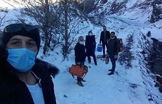 Sağlık ekipleri, karlı yolları aşarak, aşılama...