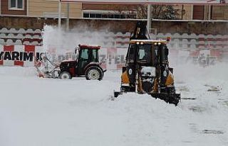 Sahaya kepçe ile girdiler