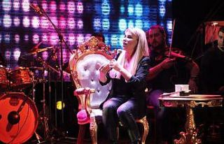 Sahneden inmek bilmediler