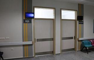 Saldırgan psikiyatri hastası, kadın doktorun ayak...