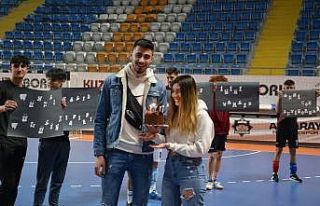 Salonda maç öncesi sevgililer günü kutlaması