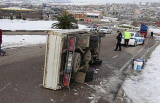 Samsun’da buzdan kayan kamyonet devrildi: 3 yaralı