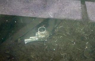 Samsun’da göl içinde fark edilen silah polisi...